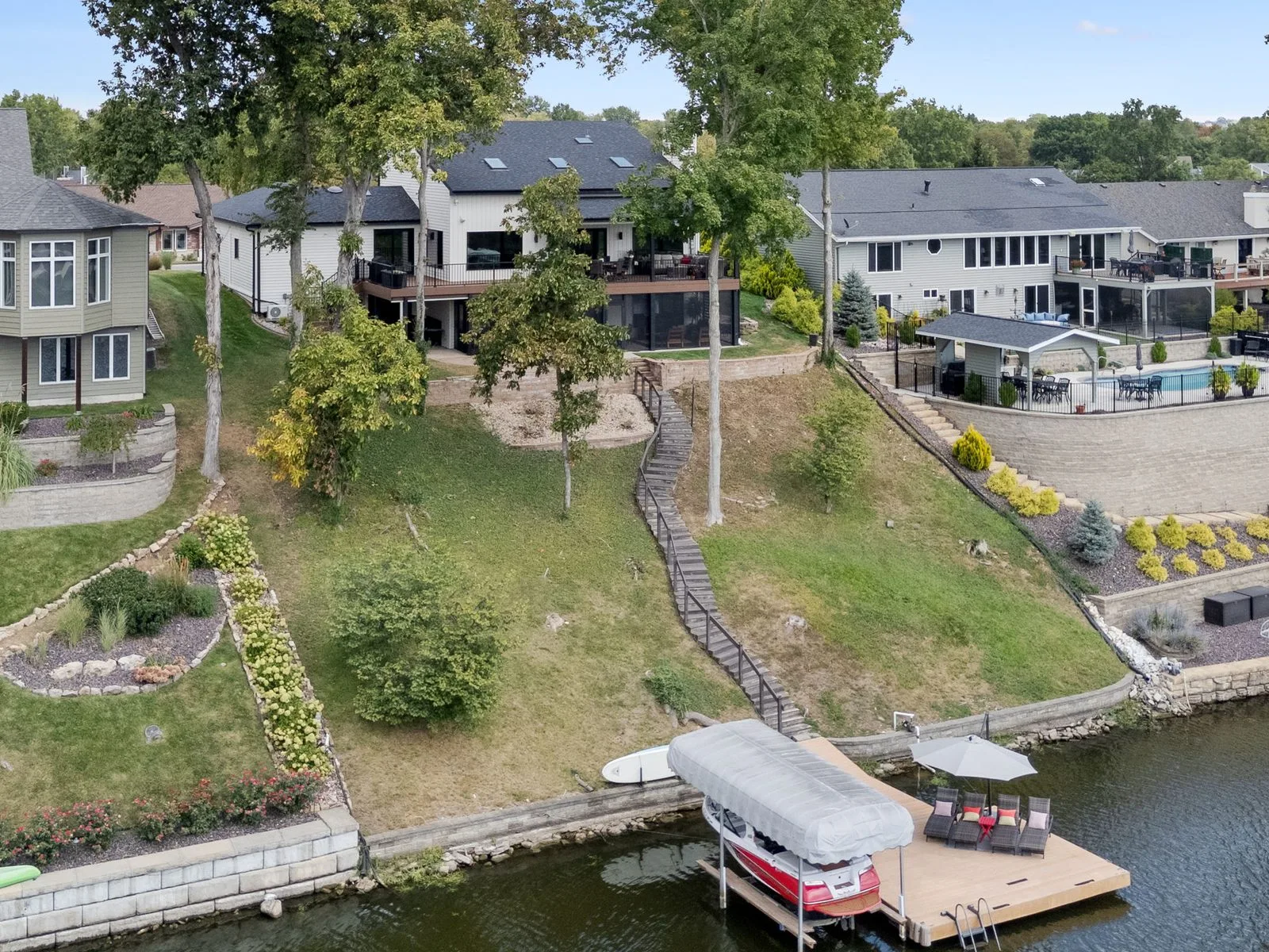 Hillside waterfront homes with docks on Lake St. Louis
