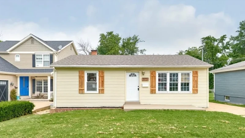 Small home in Manhattan Heights, Des Peres, MO
