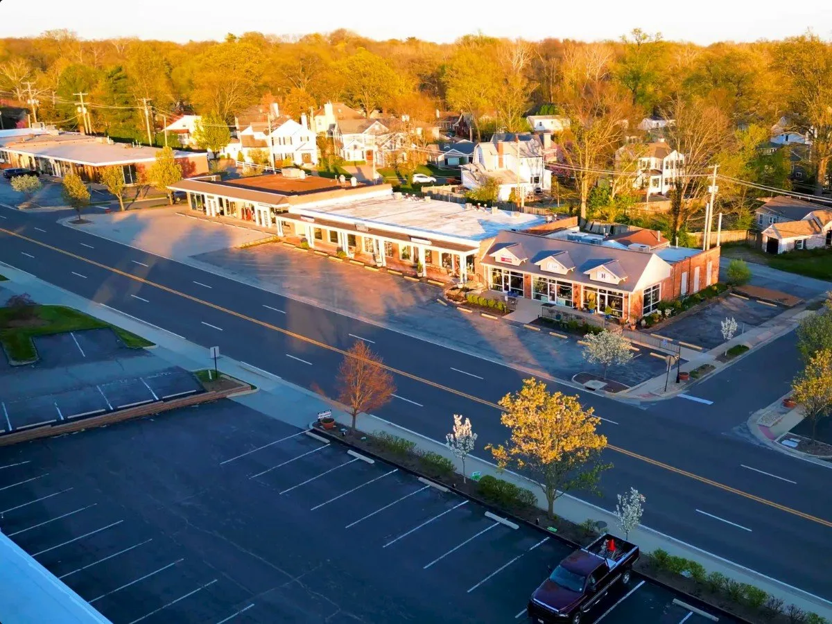 Shops along Clayton Rd in Ladue Missouri