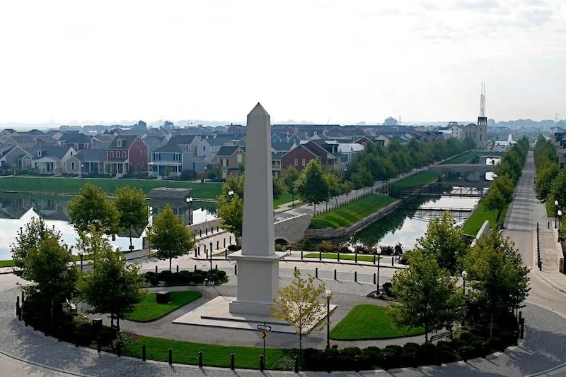 The obelisk on New Town Avenue, on the approach to the Town Square