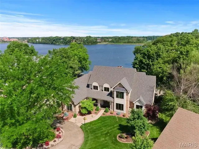 27 Holloway Ct, a Lake St. Louis waterfront home sold by Gateway Realty Group