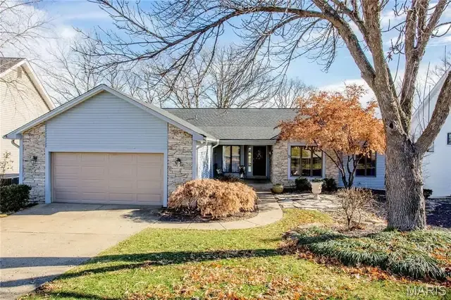 32 Ravens Pointe Ct, a Lake St. Louis waterfront home sold by Gateway Realty Group