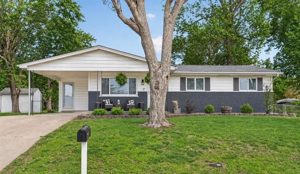 77 Ruth Drive, St. Charles, sold by Gateway Realty Group