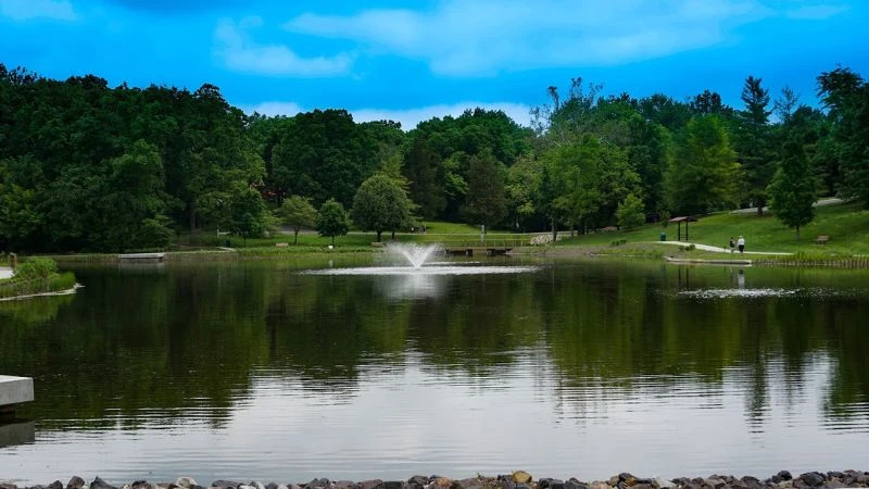 Lake and fountain at Fort Zumwalt Park