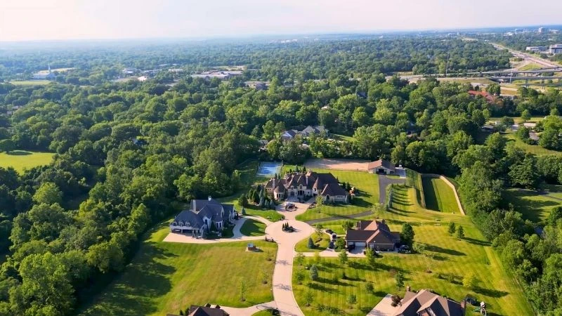 Living in Town and Country, MO